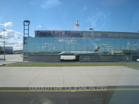 A340 in Frankfurt vor einer gläsernen Halle