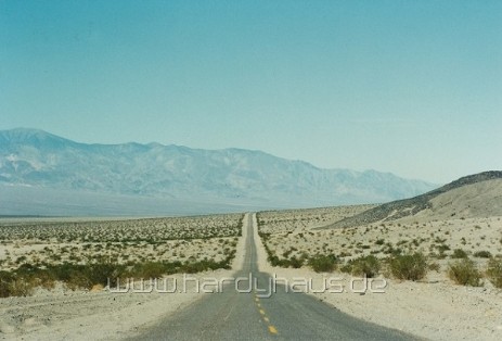 Strasse ins Death Valley
